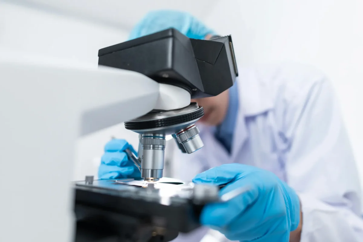 person in a lab for blog " fsp in clinical research "