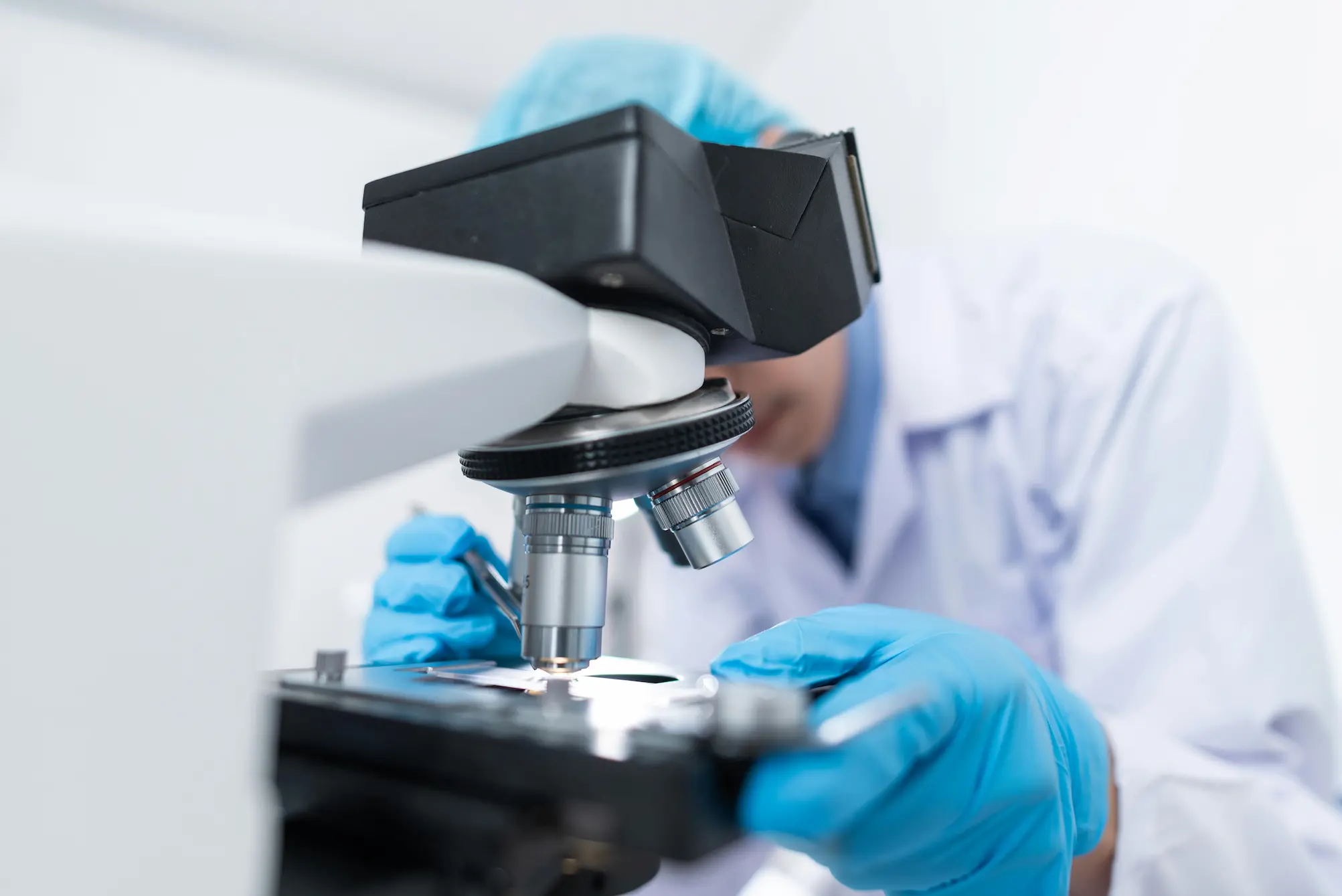person in a lab for blog " fsp in clinical research "